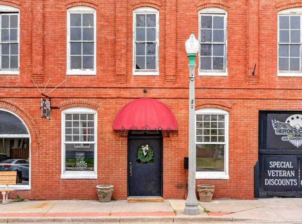 33 W Olive St, Aurora, MO 65605