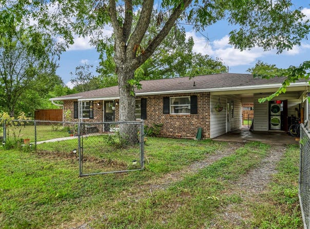 407 Hill St, Smithville, TX 78957