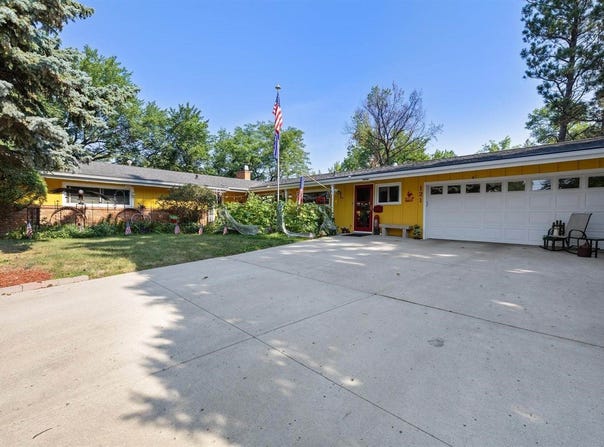 121 7th Ave, Minot, ND 58701