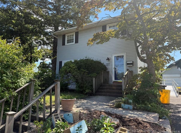 109 Cherry Drive W, Plainview, NY 11803