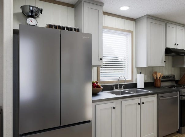 39 Bee Jay Dr, Lansing, MI 48906