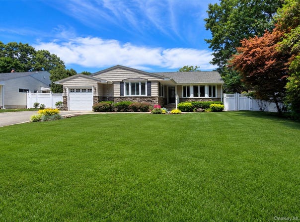 7 Talbot Lane, Smithtown, NY 11787
