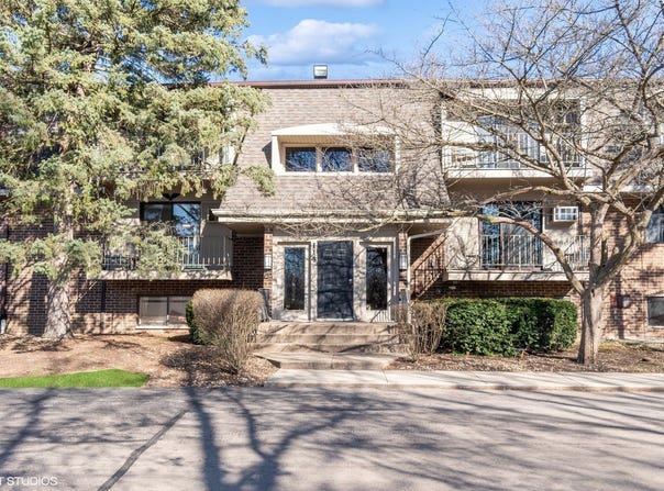 114 E Bailey Road, Naperville, IL 60565