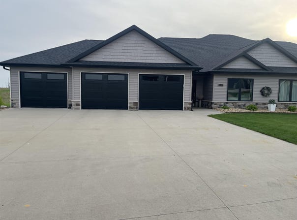 215 Solomia Court, Peosta, IA 52068