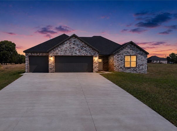 2510 Peterson Road, Gentry, AR 72734