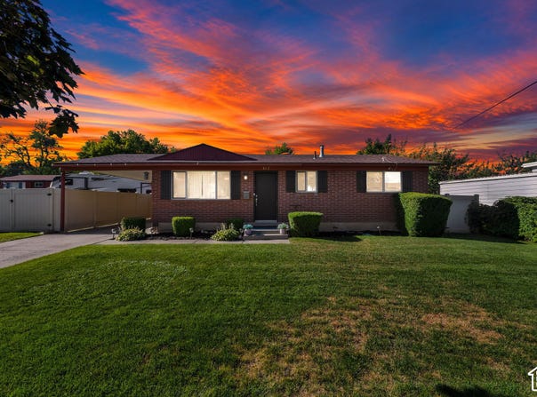 812 E JOHNSONWAY Dr, Sandy, UT 84094