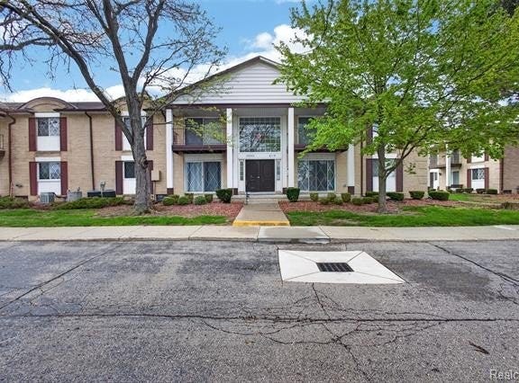 29200 Gloede Drive, Warren, MI 48088