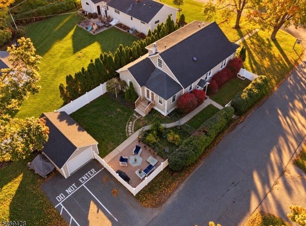 17 Ballantine St, Roxbury Twp., NJ 07847-2531