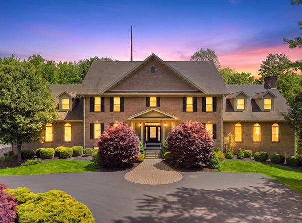 1040 Chanticleer Dr, Crescent, PA 15046