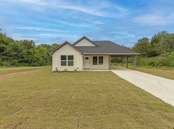 979 Brazos St, Bullard, TX 75757
