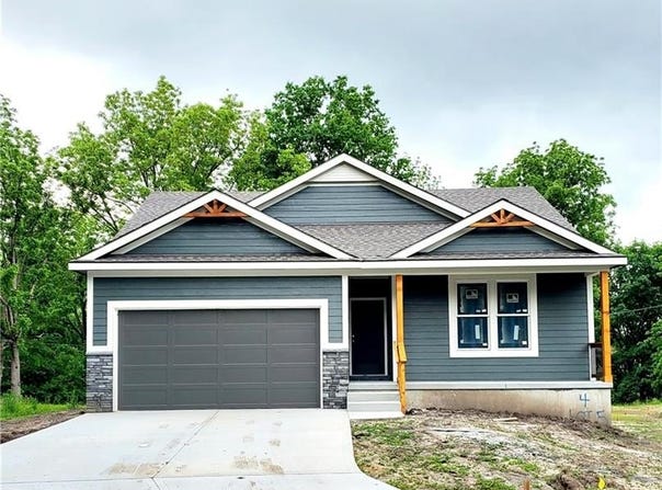 4 HIGHLAND Circle, Smithville, MO 64089