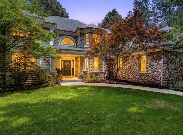 6418 Whitney Woods, Richland, MI 49083