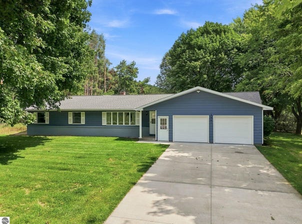 2061 S Green Road, Lake City, MI 49651