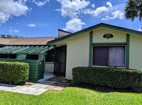 460 Lakeview Dr, Weston, FL 33326