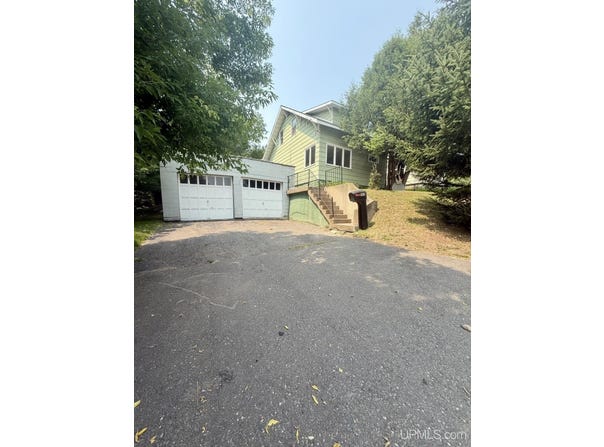 1019 N Eighth Avenue, Iron River, MI 49935