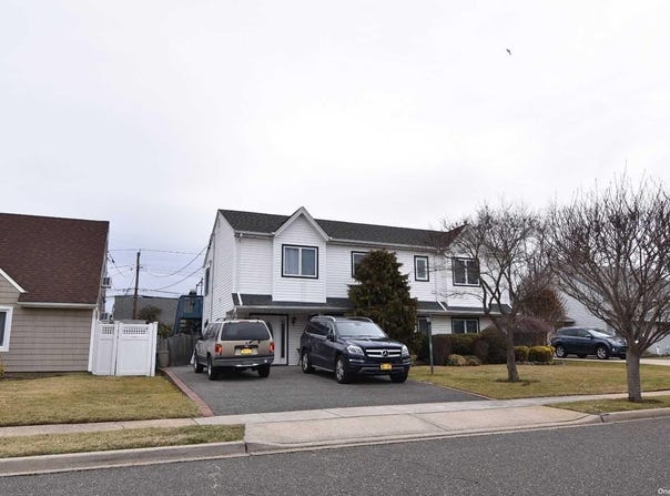 86 Weaving Lane, Wantagh, NY 11793