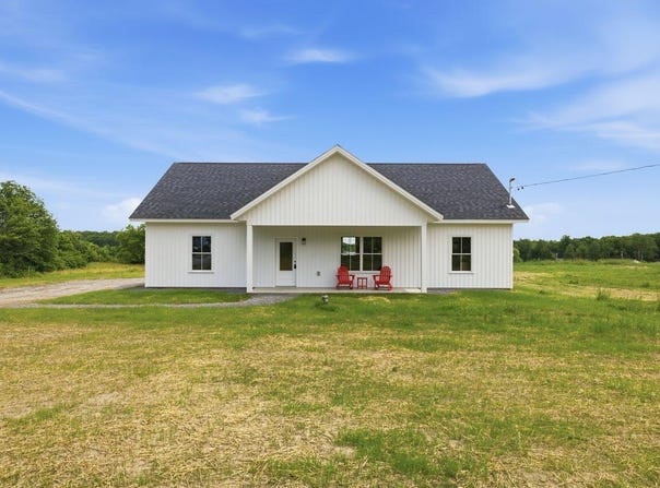 27 Furlong Road, Richmond, ME 04357