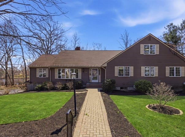 28 Lancelot Ct, Norwood, MA 02062