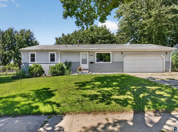 1325 S Annway Dr, Sioux Falls, SD 57103
