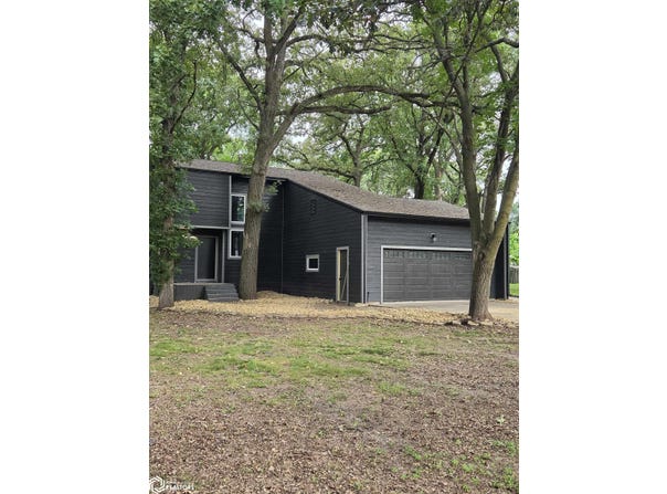 205 Woodlyn Way, Algona, IA 50511