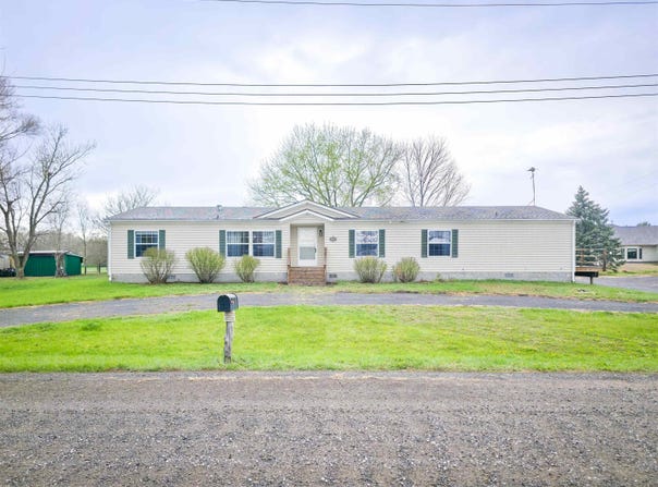 104 5th St, Meadow Grove, NE 68752