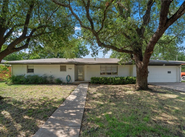 733 W 5th Street, McGregor, TX 76657