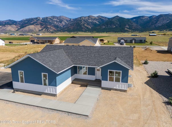 576 LITTLE GREYS Loop, Etna, WY 83118