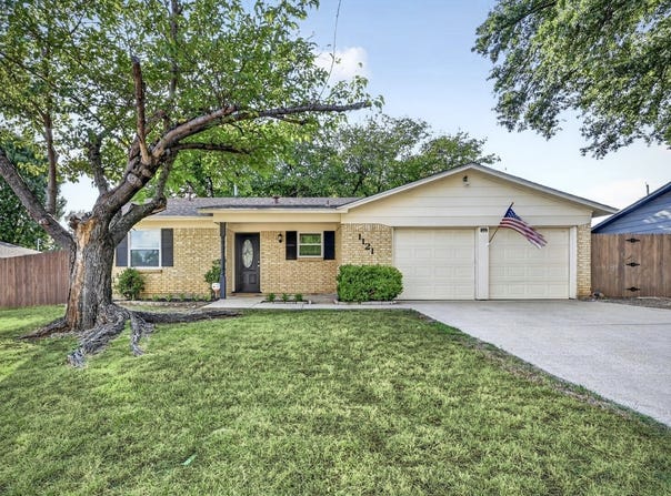1121 Greendale Drive, Bedford, TX 76022