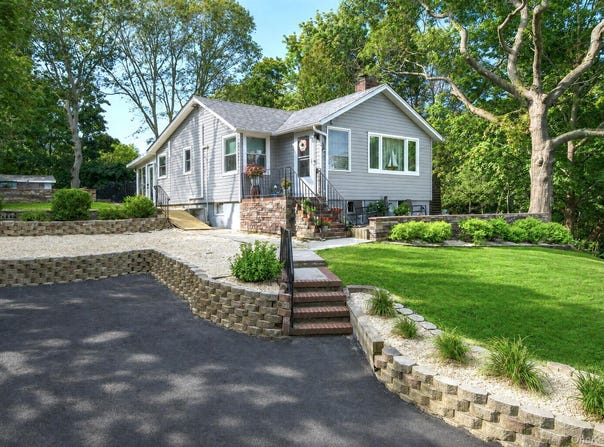 69 Hill Drive, Riverhead, NY 11901