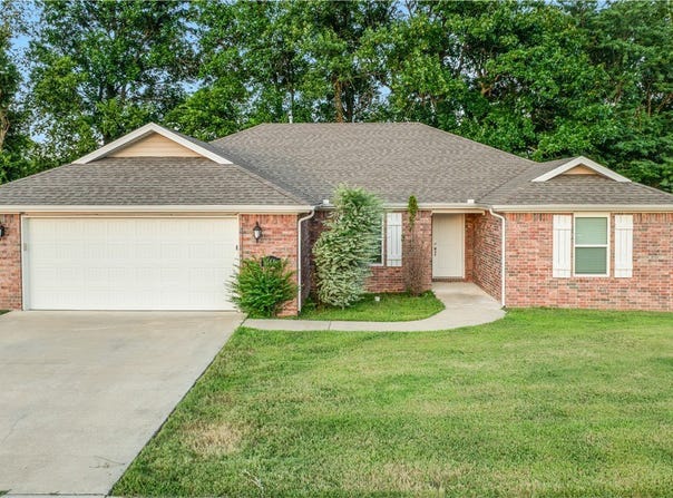 114 Lion Drive, Gravette, AR 72736