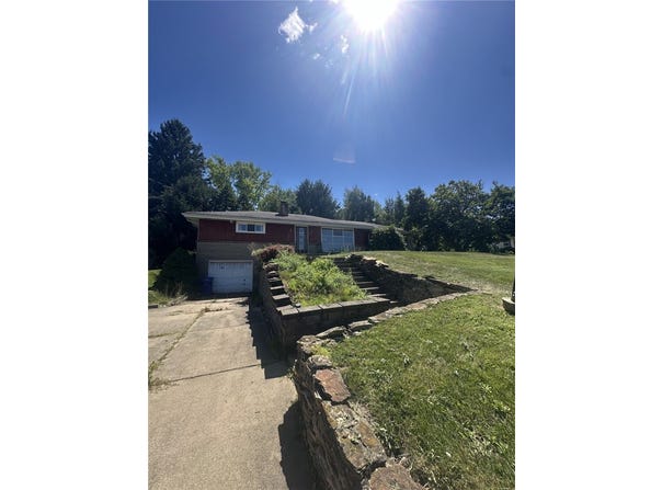 2911 Clayton Rd, Chippewa Twp, PA 15010