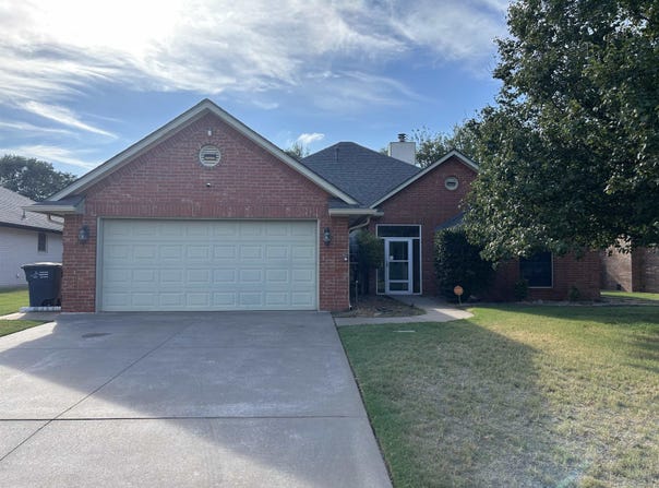 1112 Briar Ridge Rd, Enid, OK 73703