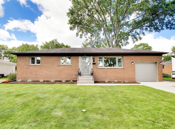16 Audrey Lane, Mount Prospect, IL 60056