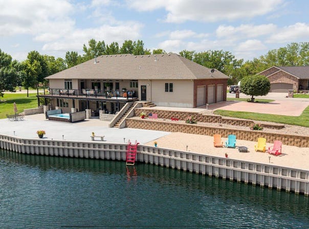 361 Sunset Dr., Doniphan, NE 68832