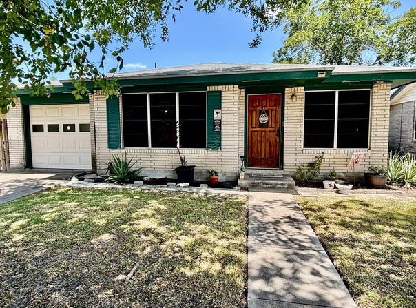1013 Laredo, SINTON, TX 78387