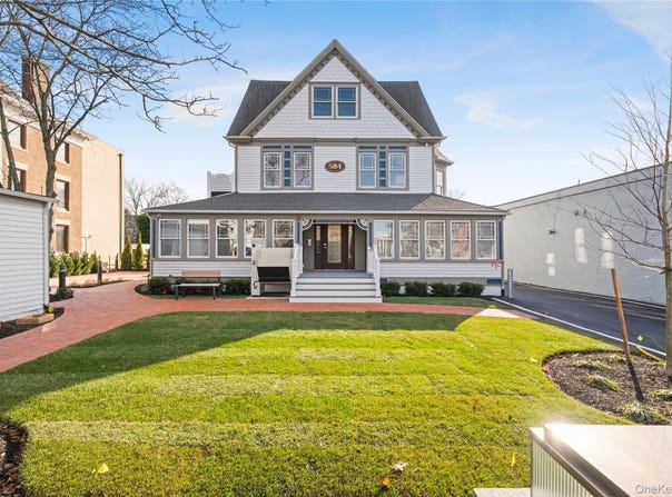 584 Main Street, Islip, NY 11751