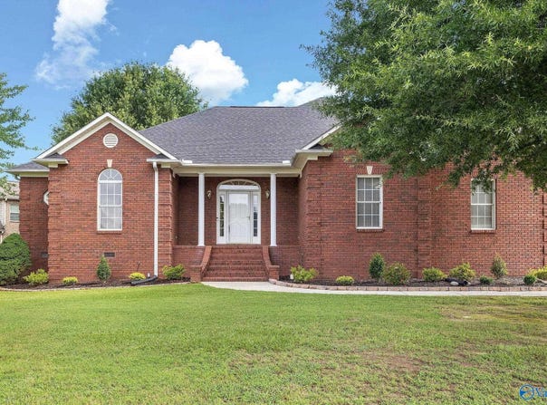 1507 NE Crown Pointe Drive, Hartselle, AL 35640