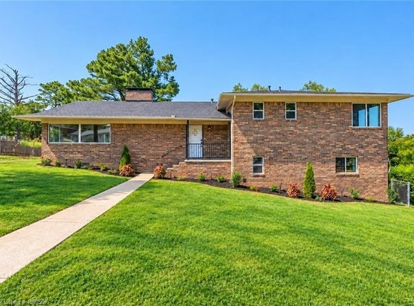 1803 Parkview DR, Van Buren, AR 72956