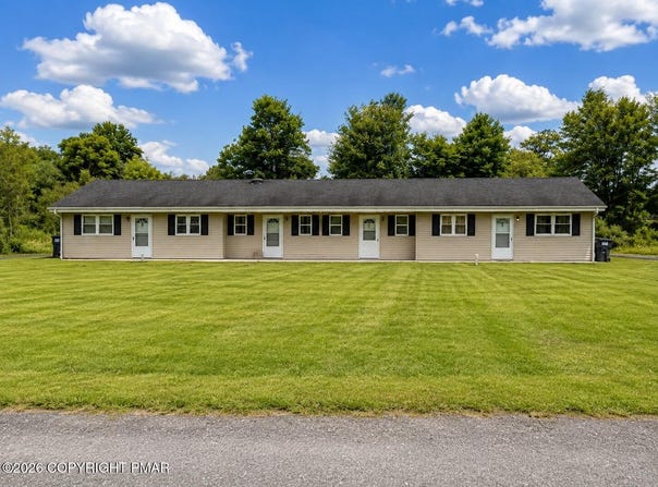 213 Lamplight Drive, Brodheadsville, PA 18322