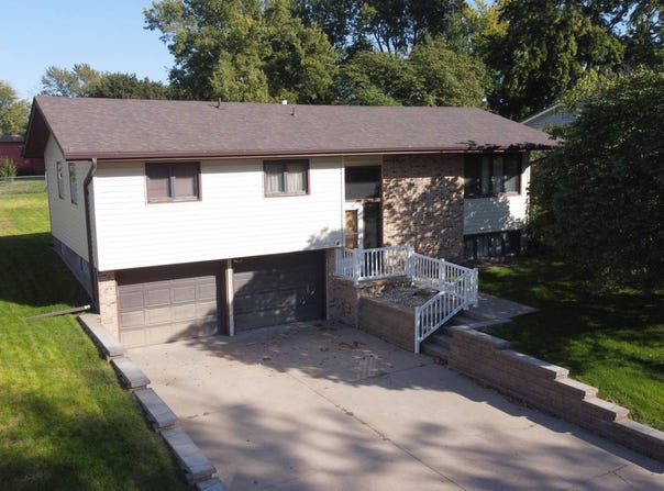 4011 Fairacres Rd, Kearney, NE 68845