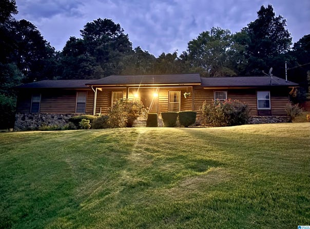 708 BREEZEWAY CIRCLE, WEAVER, AL 36277