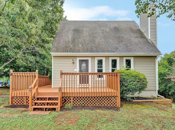 5110 Stewartsville, Moneta, VA 24121