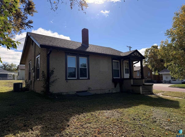615 S sanborn St, Chamberlain, SD 57325