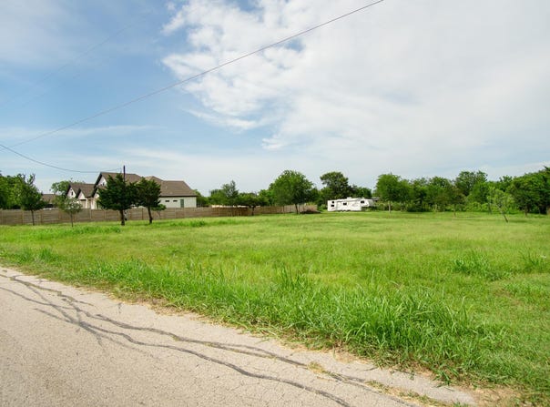 126 Cuernavaca Dr, Del Valle, TX 78617