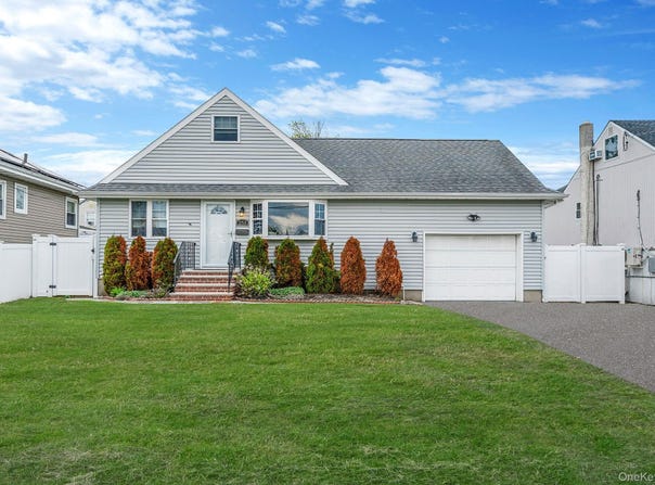 253 E Riviera Drive, Lindenhurst, NY 11757