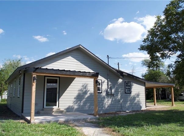 300 E Le Roy Street, Three Rivers, TX 78071