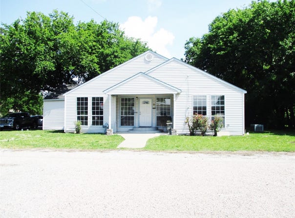 103 E Denison Avenue, Bonham, TX 75418