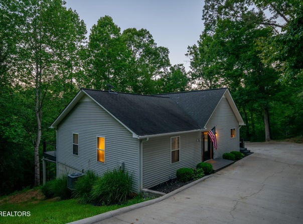 332 Pearl Rd, LaFollette, TN 37766