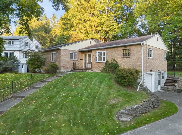 136 N Meadowbrook Lane, VESTAL, NY 13850