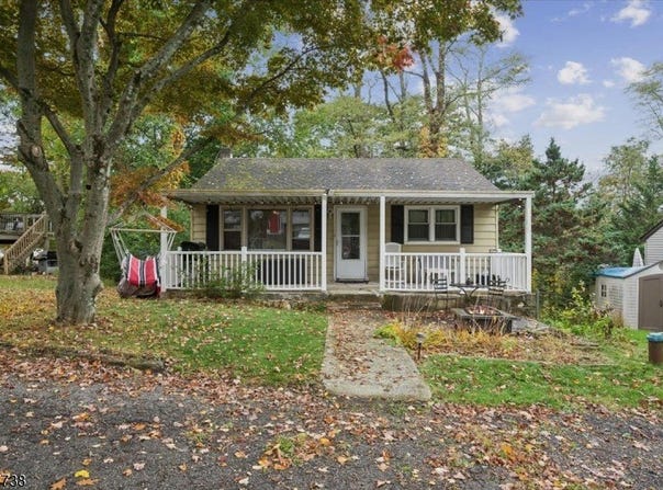 8 Center St, Hopatcong Boro, NJ 07874-2321